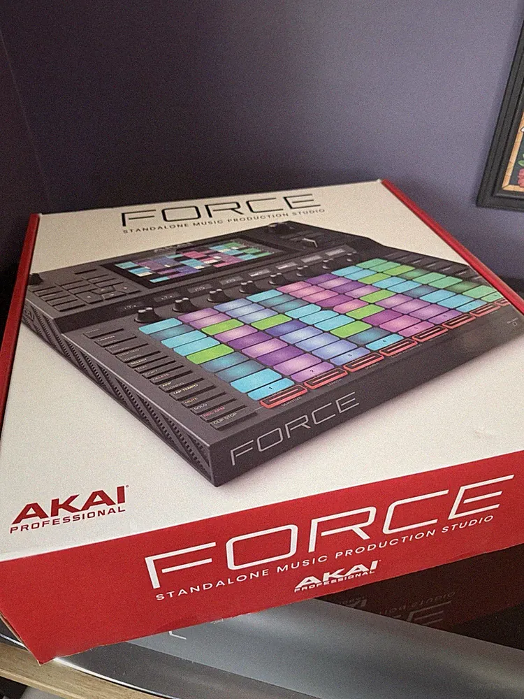 Akai Force Standalone Music Production DJ Sampler Sequencer w/box