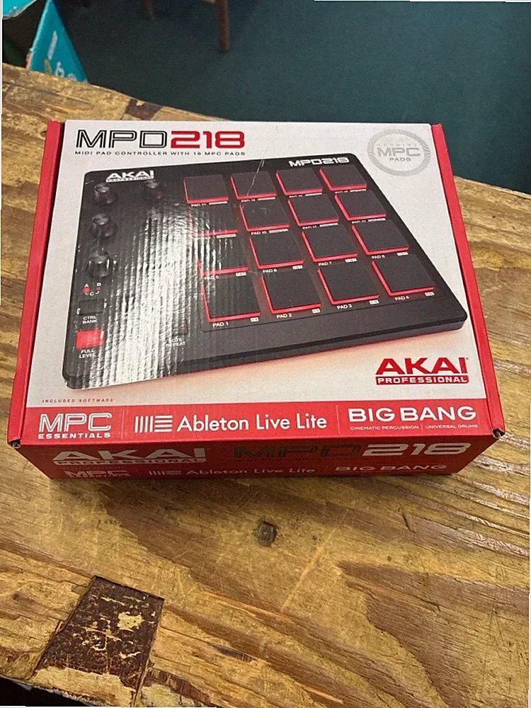 AKAI Professional MPD218 - USB MIDI Controller with 16 MPC Drum Pads (HPB027352)
