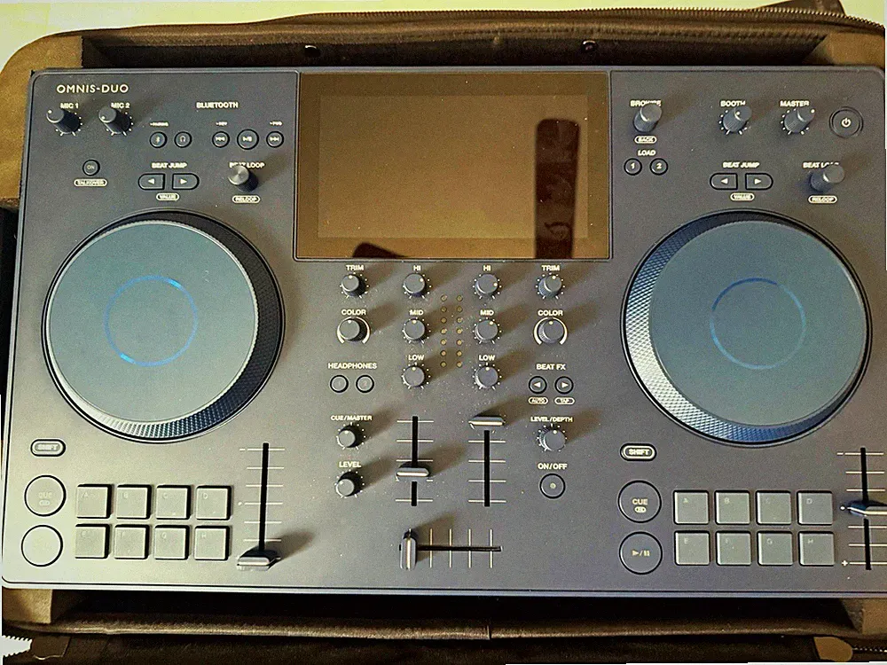 AlphaTheta OMNIS-DUO 2-Deck DJ Controller w/ Case Decksaver 1 use