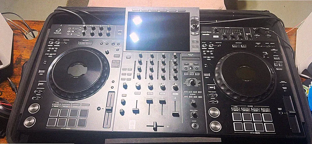 AlphaTheta XDJ-AZ 4-Channel 4-Deck DJ Controller w/ Display, w/ headliner case
