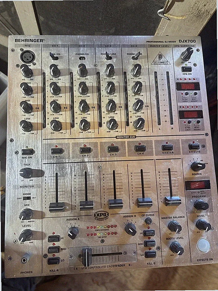 Behringer DJX700 Professional DJ Mixer Powers up not tested further