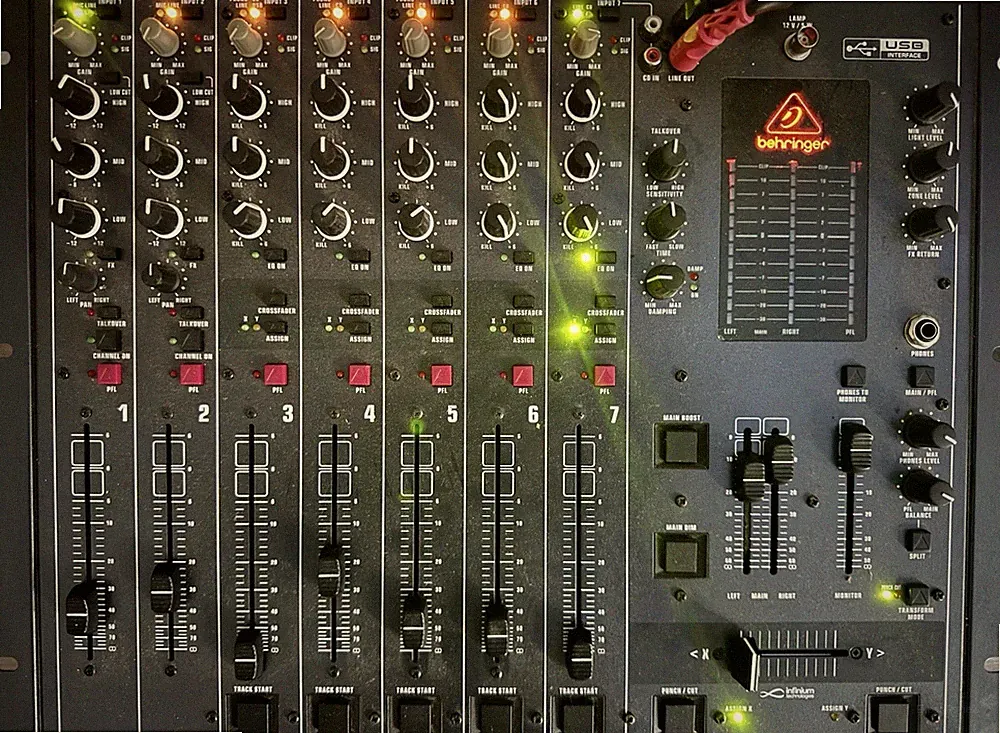 Behringer PRO MIXER DX2000USB 7-Channel Rackmount DJ Mixer USB RCA 4U