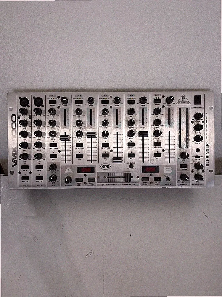 Behringer Pro Mixer VMX1000 7-Channel Rack-Mount DJ Mixer