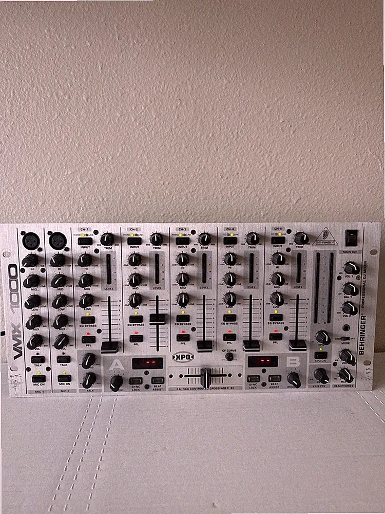 Behringer Pro Mixer VMX1000 7-Channel Rack-Mount DJ Mixer Power Cord + Orig Box!