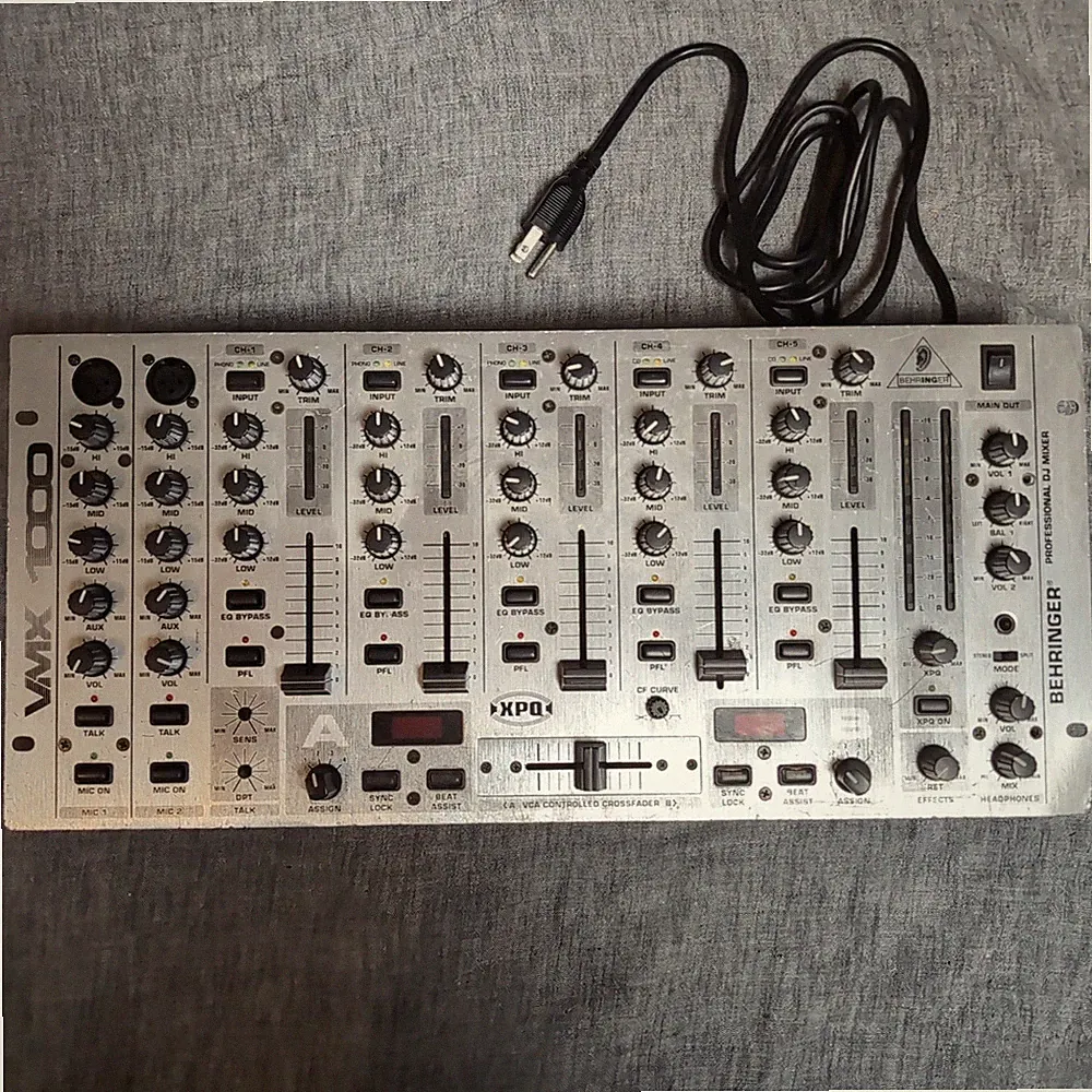 Behringer Pro Mixer VMX1000 7-Channel Rack-Mount DJ Mixer Working