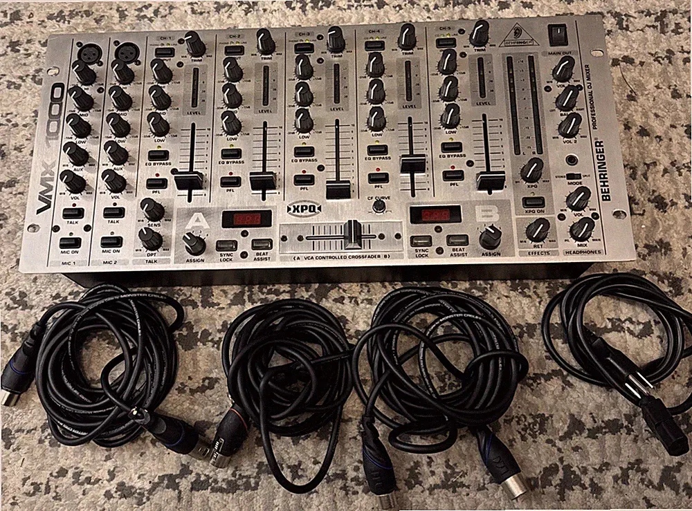 Behringer Pro Mixer VMX1000 7-Channel Rack-Mount DJ Mixer Working With Power