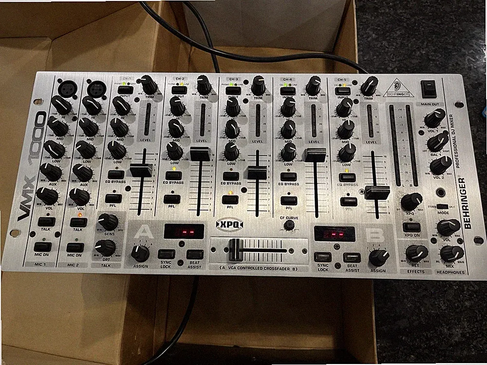 Behringer VMX1000 DJ Mixer Rack Mountable 7 Channel Silver Black XPQ Beat Assist
