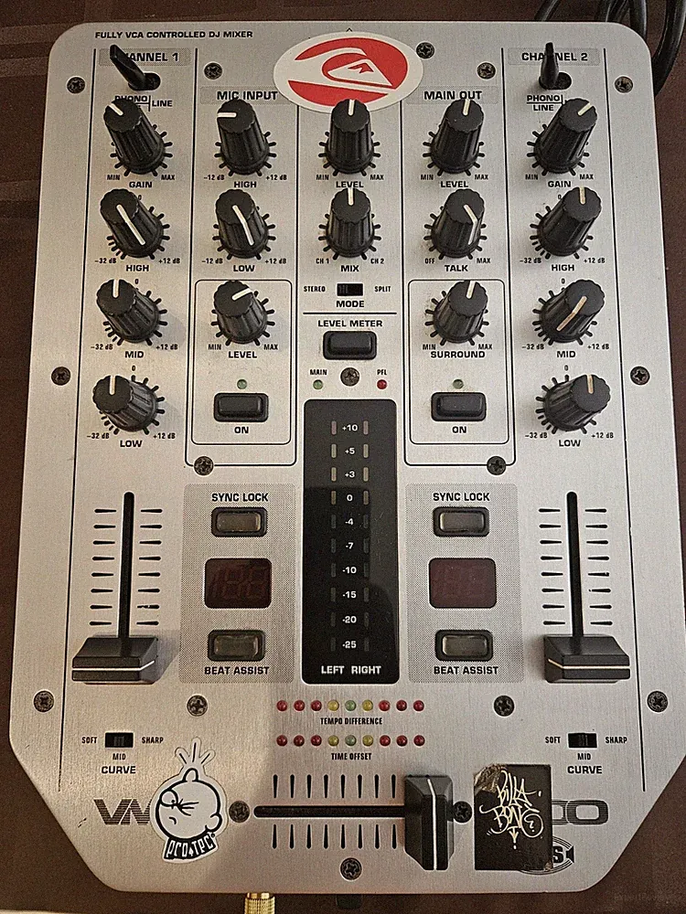 Behringer VMX200 Fully VCA Controlled DJ Mixer