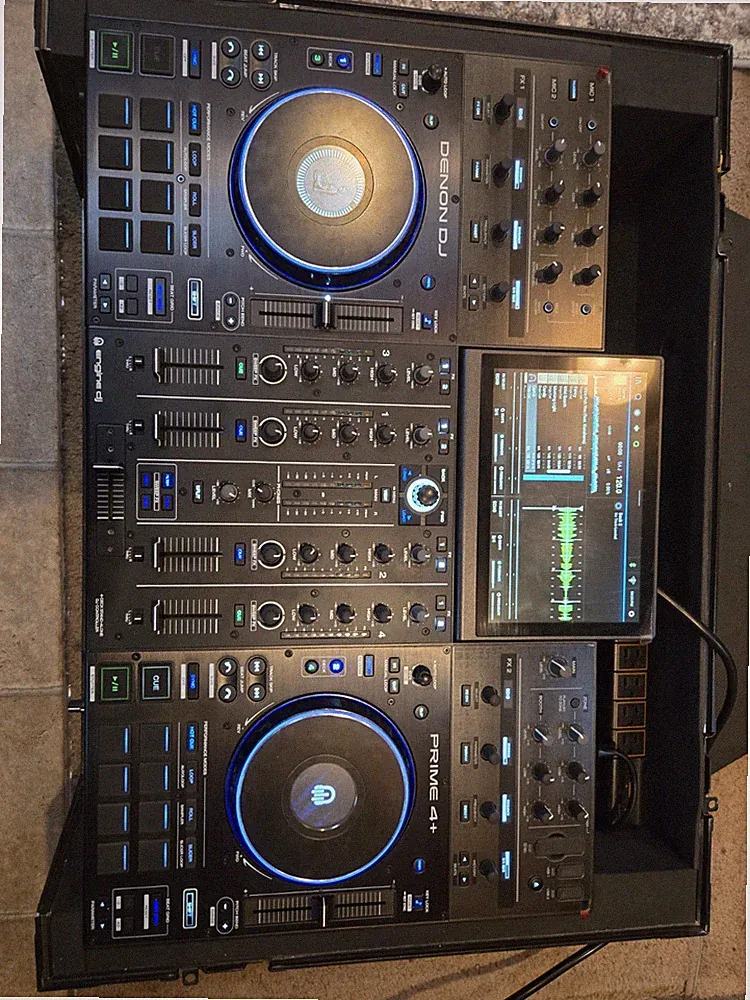 Denon DJ Prime 4 + Plus Standalone Controller with Rolling Flight Case 500gb SSD