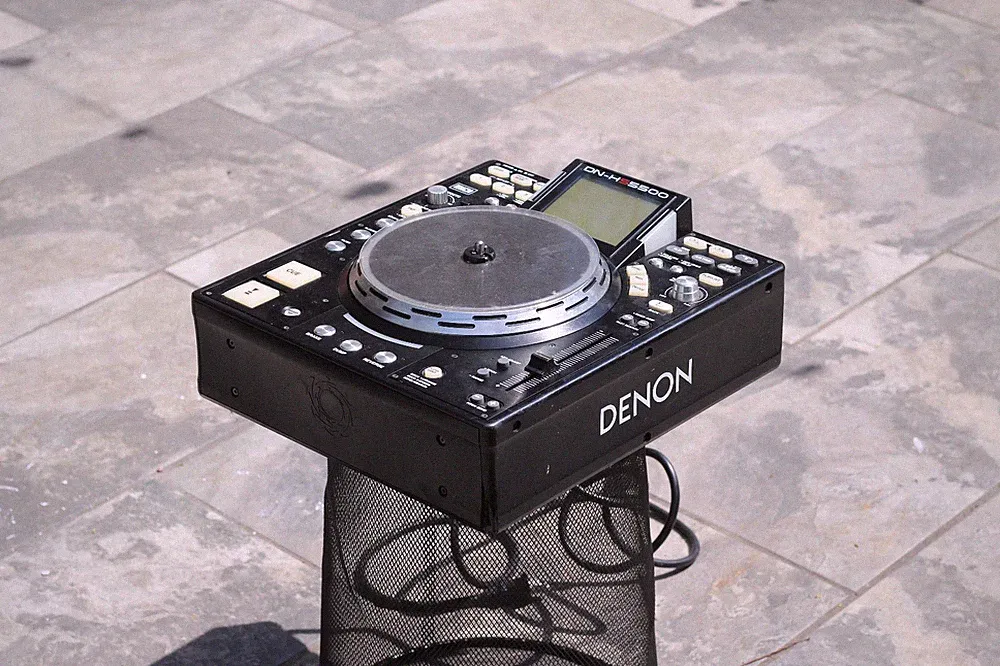Denon DN-HS5500 Professional DJ Media Controller / Digital Turntable Controller