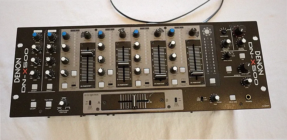 Denon DN-X500 Professional DJ Mixer - Powers Up - Parts / Repair