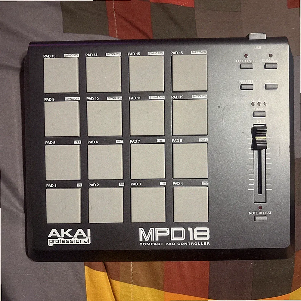 DJ EQUIPMENT Akia Professional MPD18 Compact Pad Controller (no Cable)
