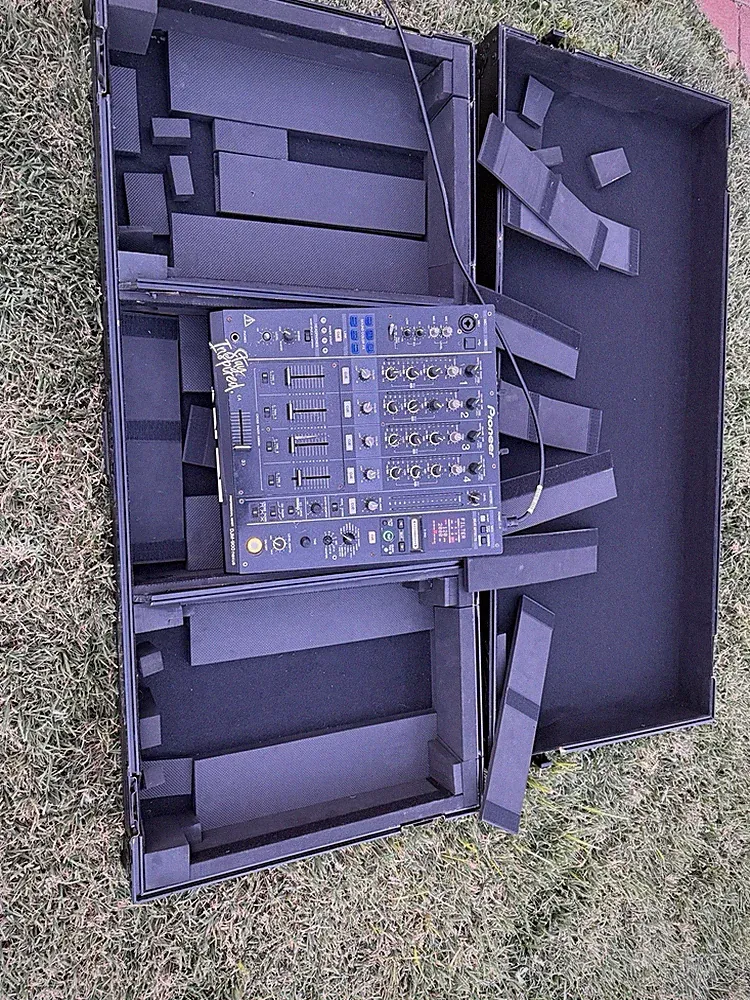 DJM-900NXS Pioneer DJ Mixer Odyusa DJ Low Profile Travel Case