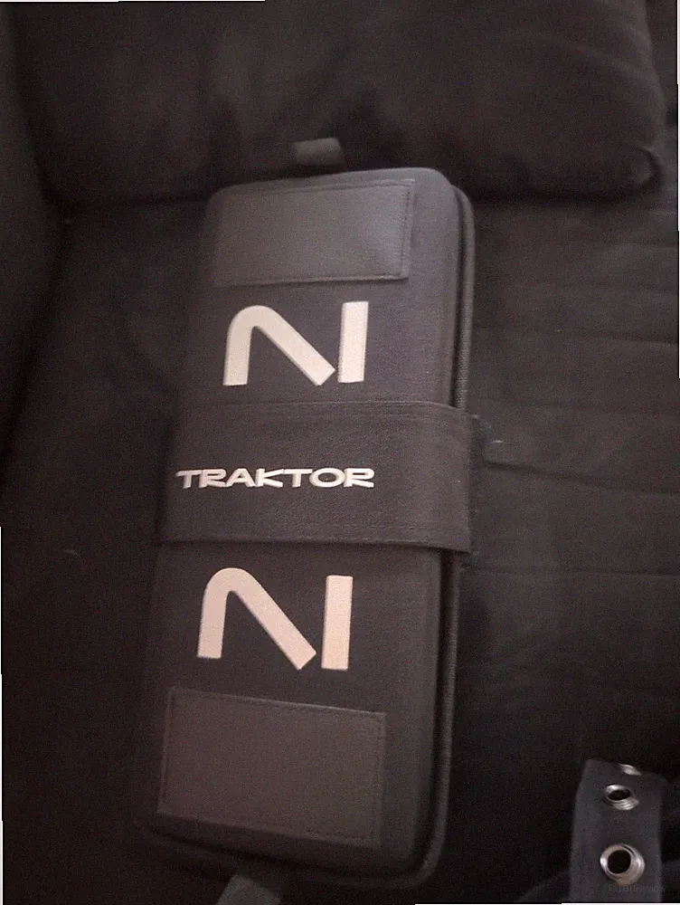HARD CASE INCLUDED Native Instruments Traktor Kontrol Z1 MK2 DJ Mix Controller