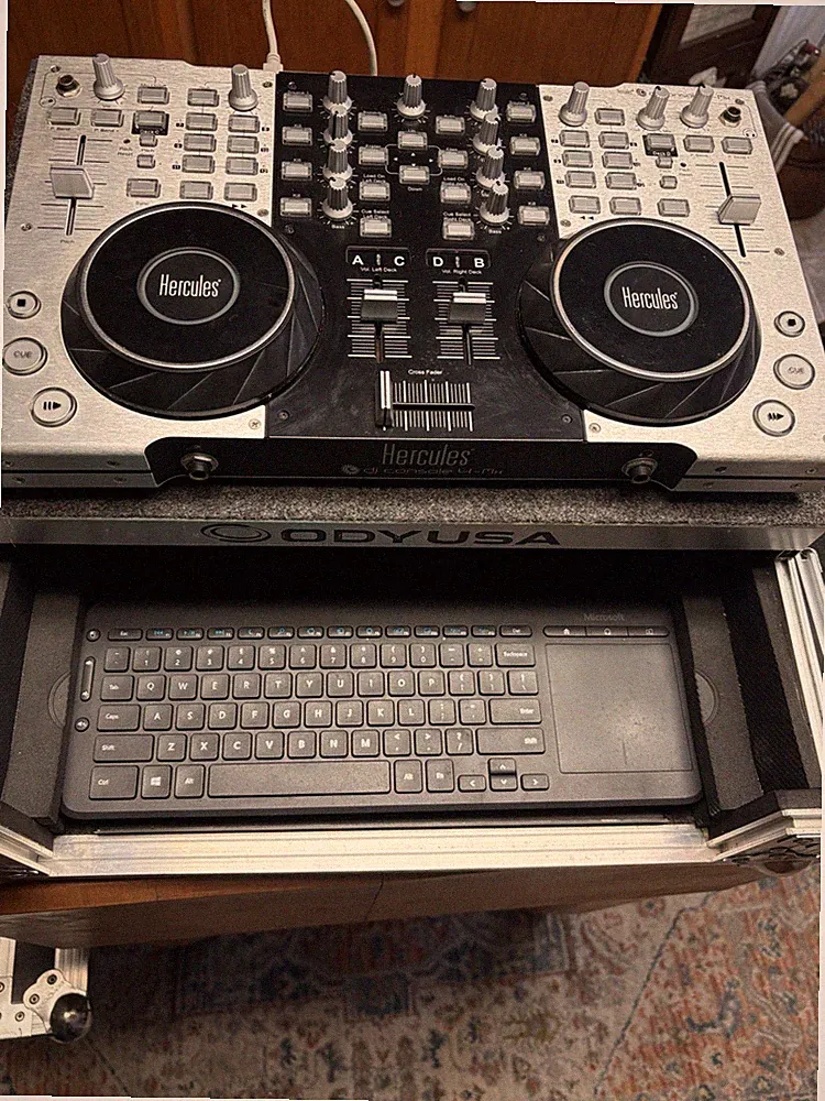 Hercules DJ Console 4-Mx Silver Mixing Controller Deck W/ Odyssey Case ODYUSA