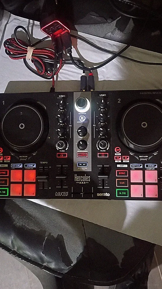 Hercules DJ Control Impulse 200 MK2 with chords.