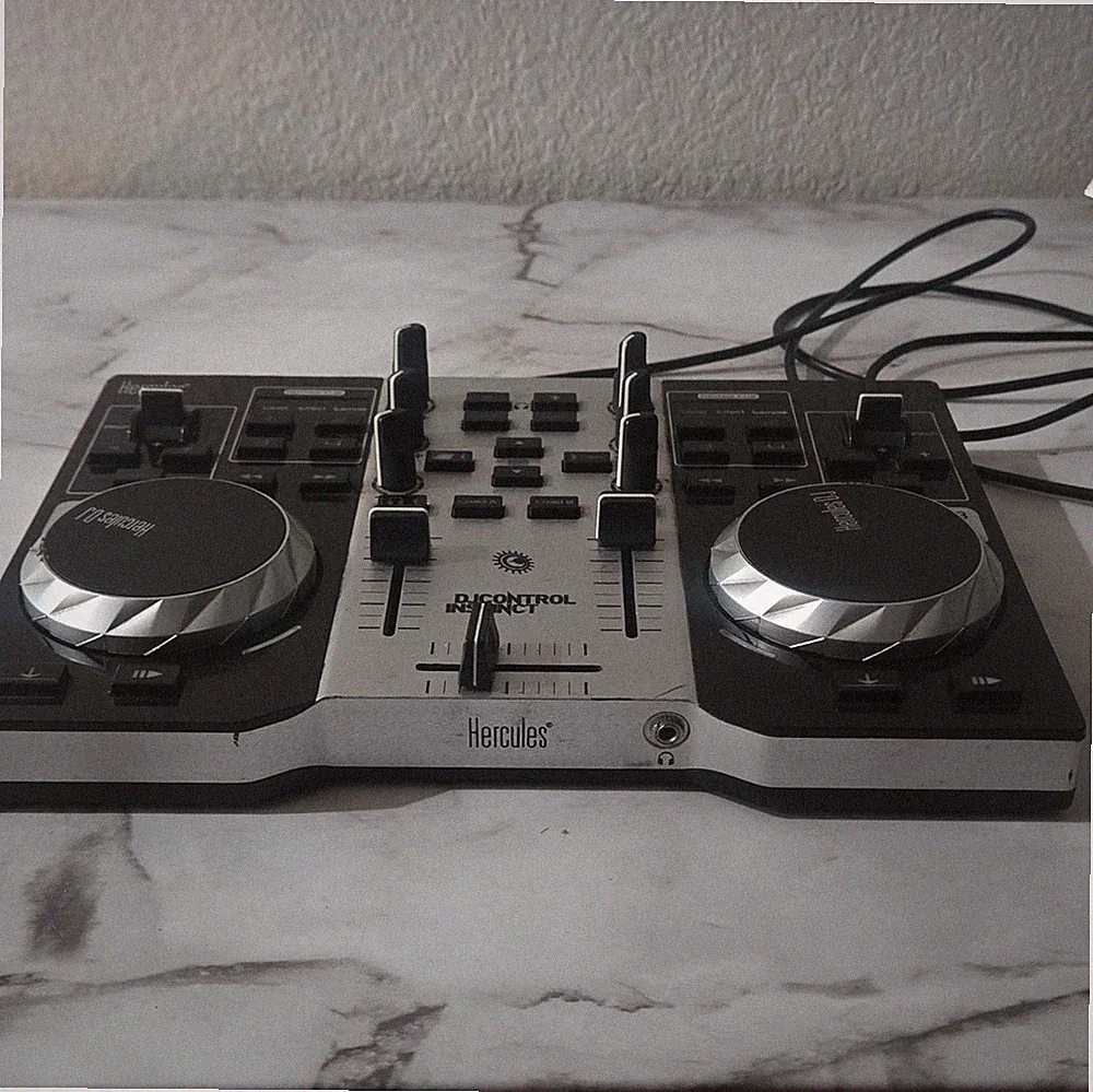 Hercules DJControl Instinct 2-Deck DJ Controller w/ Mixer Loop Effect Sampler