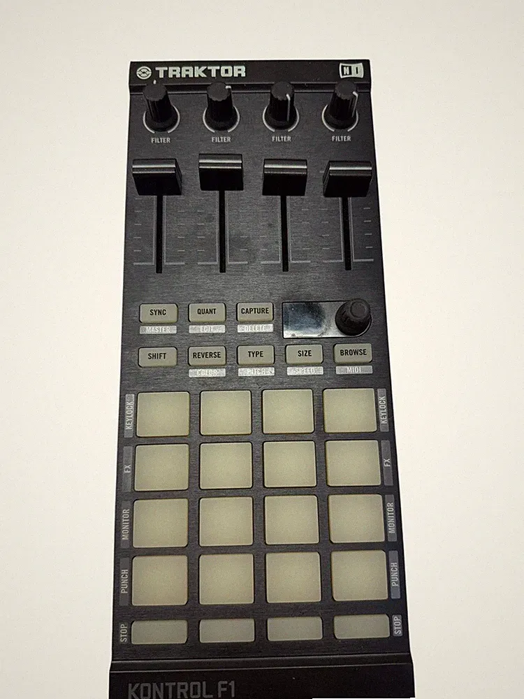 Native Instrument Traktor Kontrol F1 Portable DJ Controller 16 Pads
