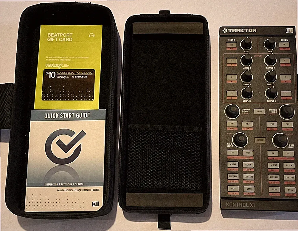 Native Instruments / DJ Controller NI-TRAKTOR-KONTROL-X1 With Carry Case