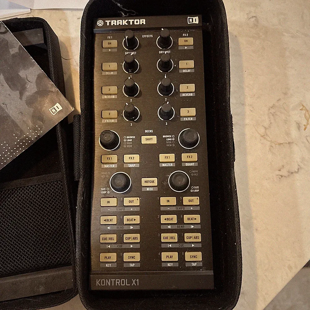 Native Instruments DJ Controller TRAKTOR Kontrol X1 MK2 from JAPAN w/BOX