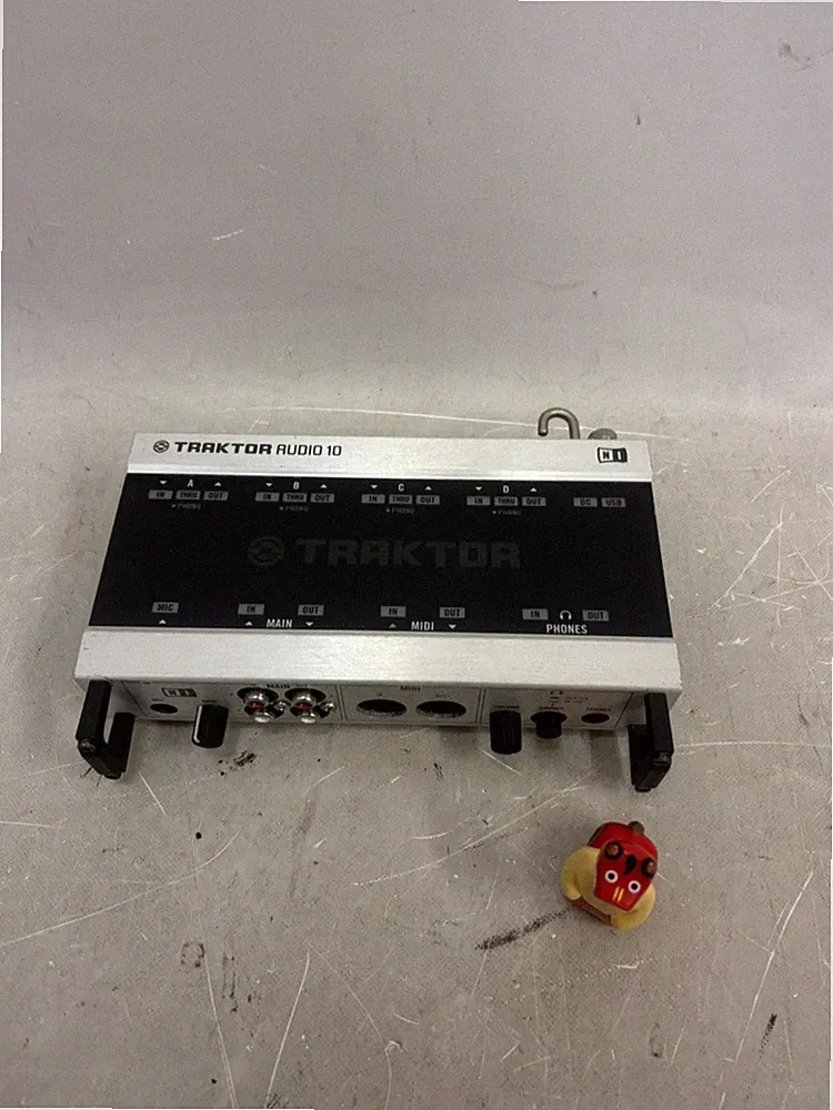 Native Instruments TRAKTOR AUDIO 10 DJ Audio Interface Working