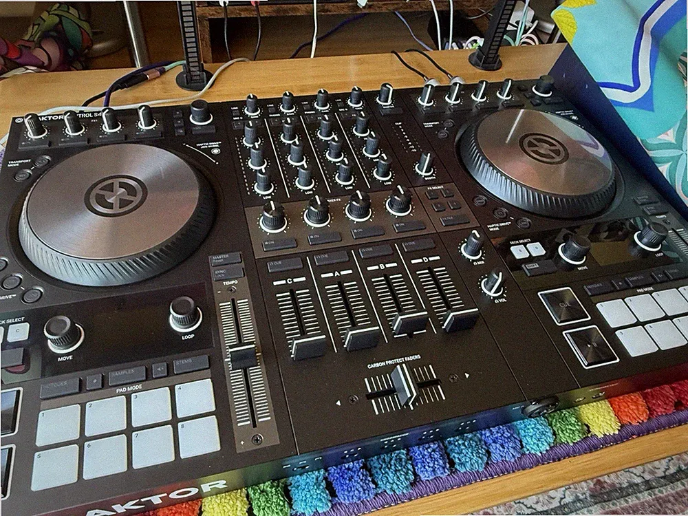 Native Instruments Traktor Kontrol 4 Channel DJ Controller
