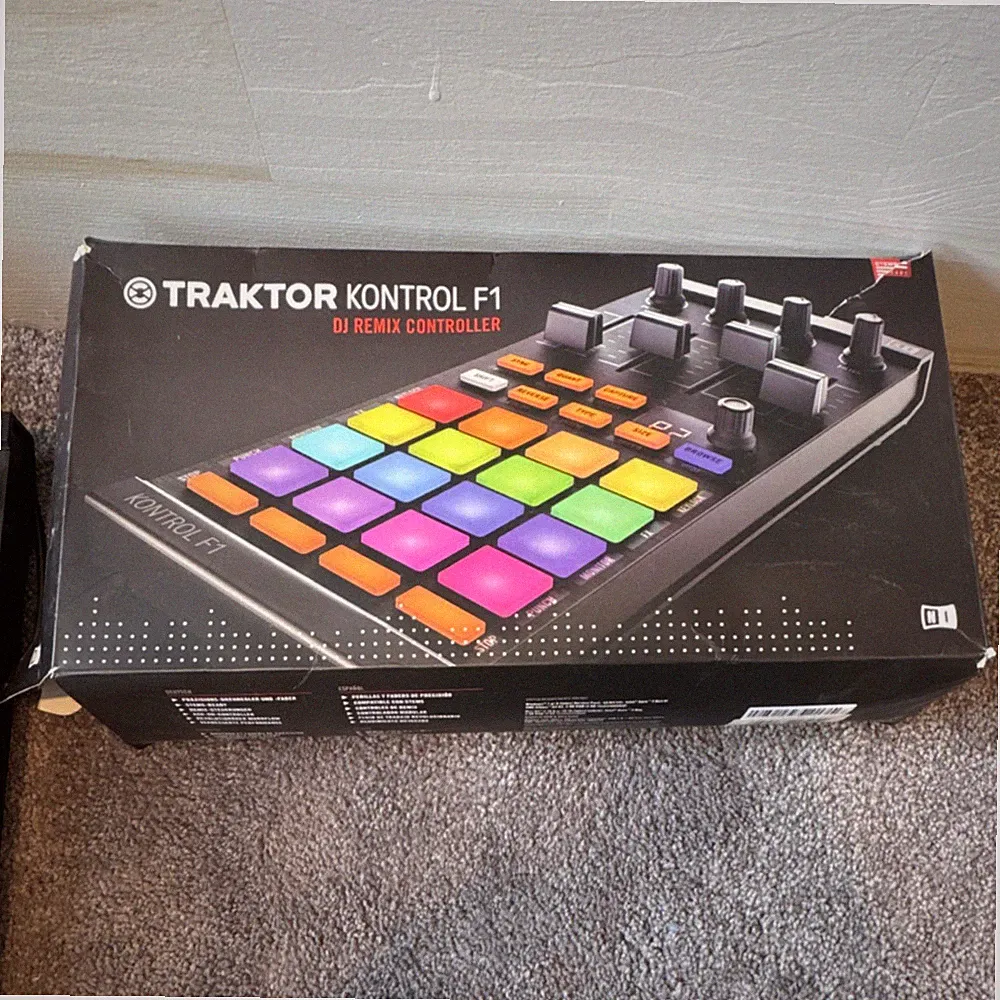 Native Instruments Traktor Kontrol F1 DJ Controller, 16 Pads, USB, Black