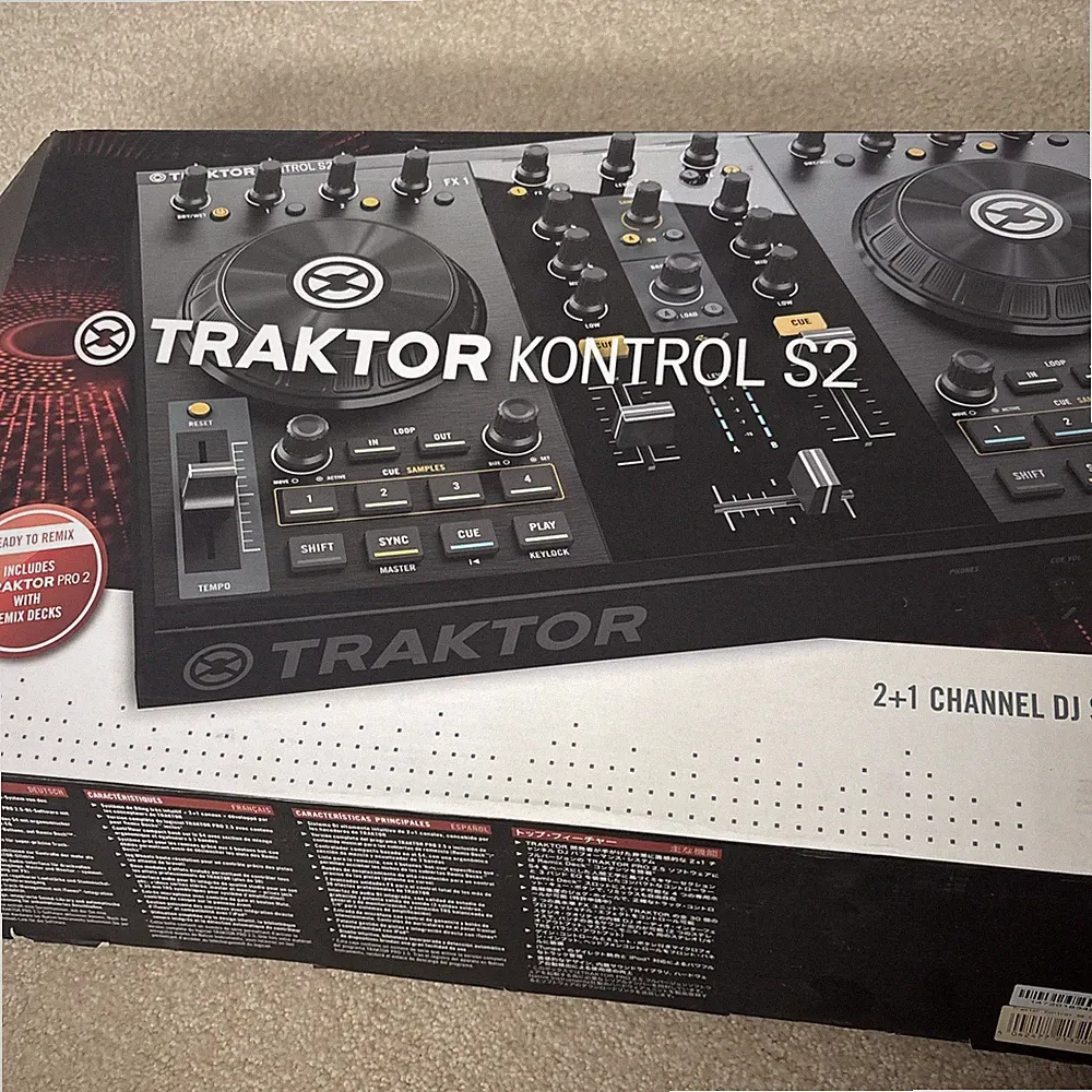 Native Instruments TRAKTOR KONTROL S2 DJ Controller W/box