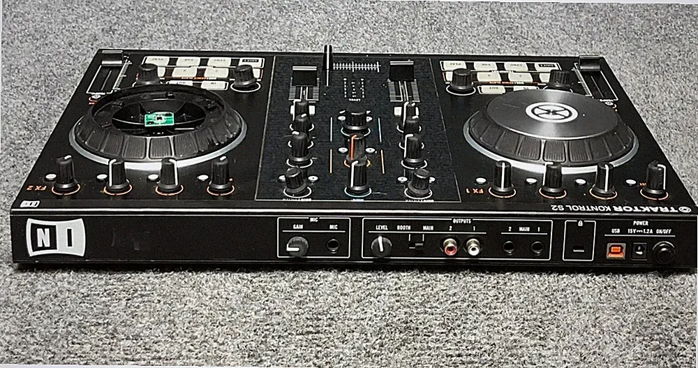 Native Instruments Traktor Kontrol S2 MK2 2-Channel DJ Controller Black