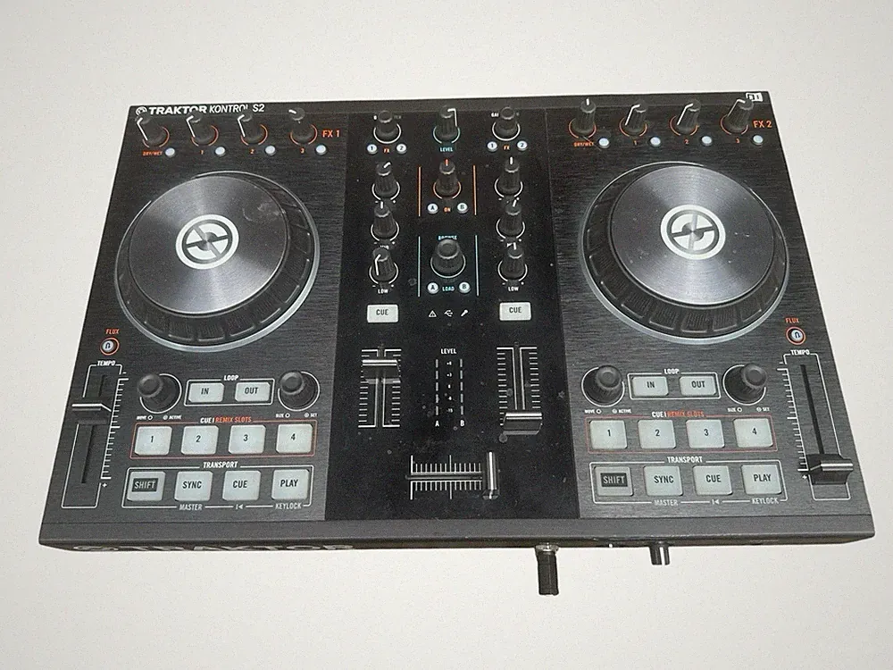 Native Instruments TRAKTOR KONTROL S2 MK2 DJ Controller
