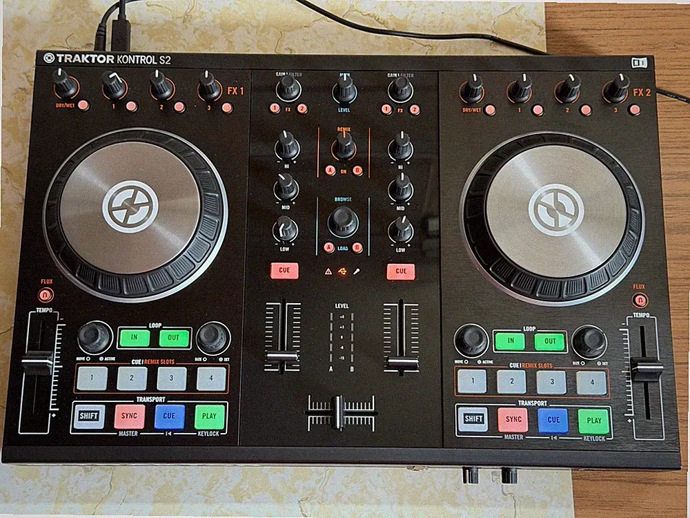 Native Instruments Traktor Kontrol S2 Mk2 DJ Controller