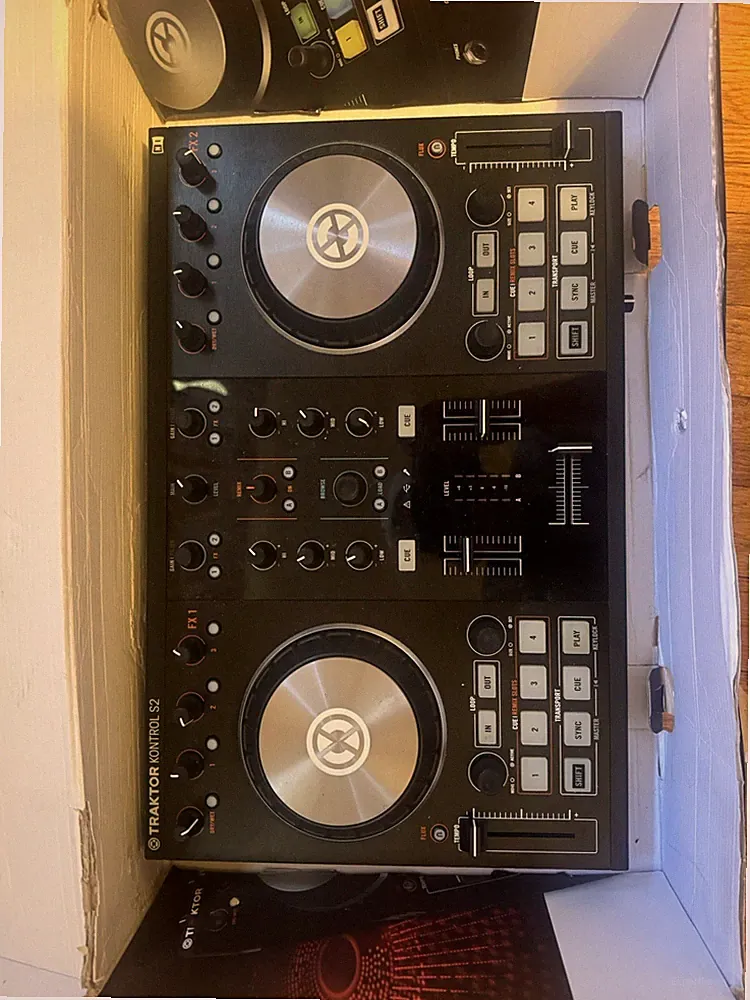Native Instruments TRAKTOR KONTROL S2 MK2 DJ Controller