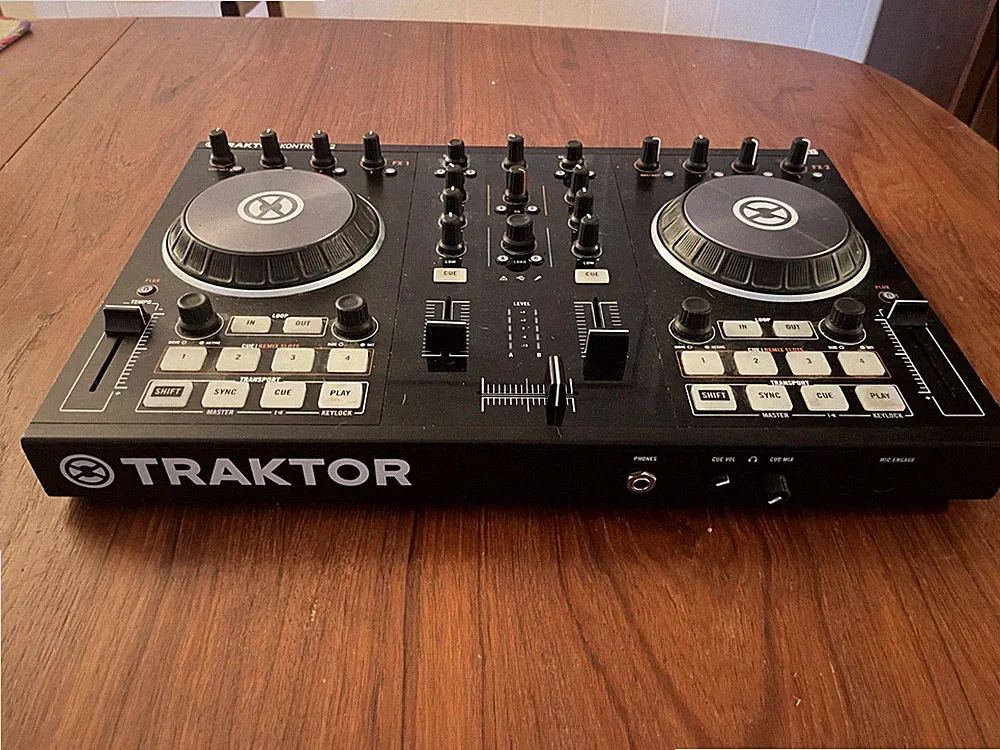 Native Instruments Traktor Kontrol S2 MK2 DJ Controller w/ Case & Cables