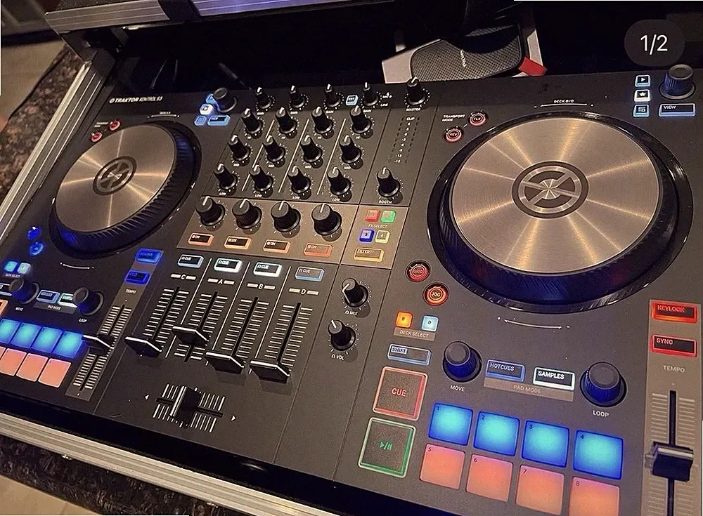 Native Instruments Traktor Kontrol S2 Mk3 Traktor DJ Controller