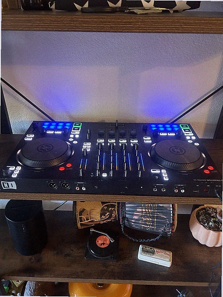 Native Instruments Traktor Kontrol S3 2-Deck 4-Channel DJ Controller Black