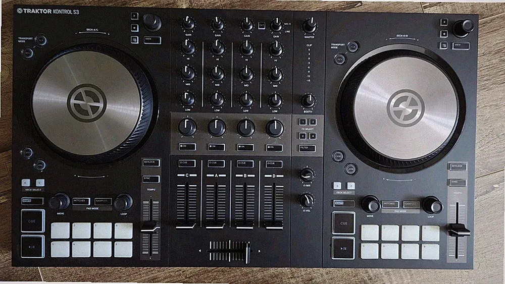 Native Instruments Traktor Kontrol S3 4-Deck DJ Controller USB Mixer