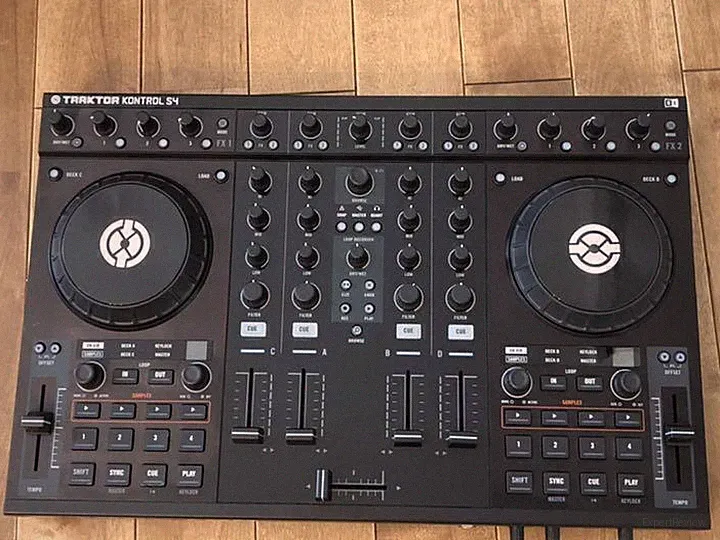 Native Instruments TRAKTOR KONTROL S4 DJ Controller 4+1 Channel Haptic Drive