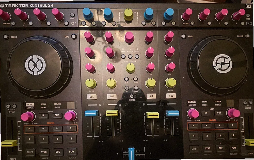 Native Instruments TRAKTOR KONTROL S4 DJ Controller Built-In Mixer Loop/Sampler