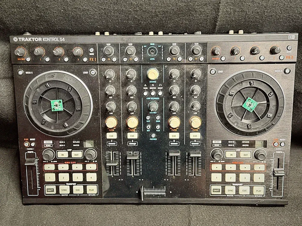 Native Instruments Traktor Kontrol S4 DJ Controller