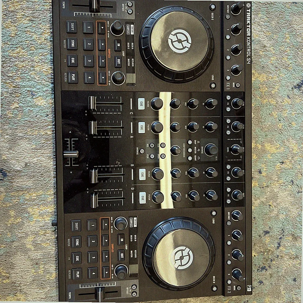 Native Instruments TRAKTOR KONTROL S4 DJ Controller