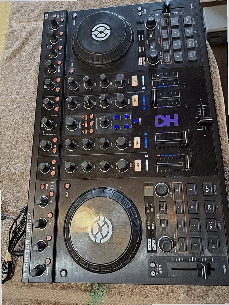 NATIVE INSTRUMENTS TRAKTOR KONTROL S4 DJ Controller NI Tractor Control