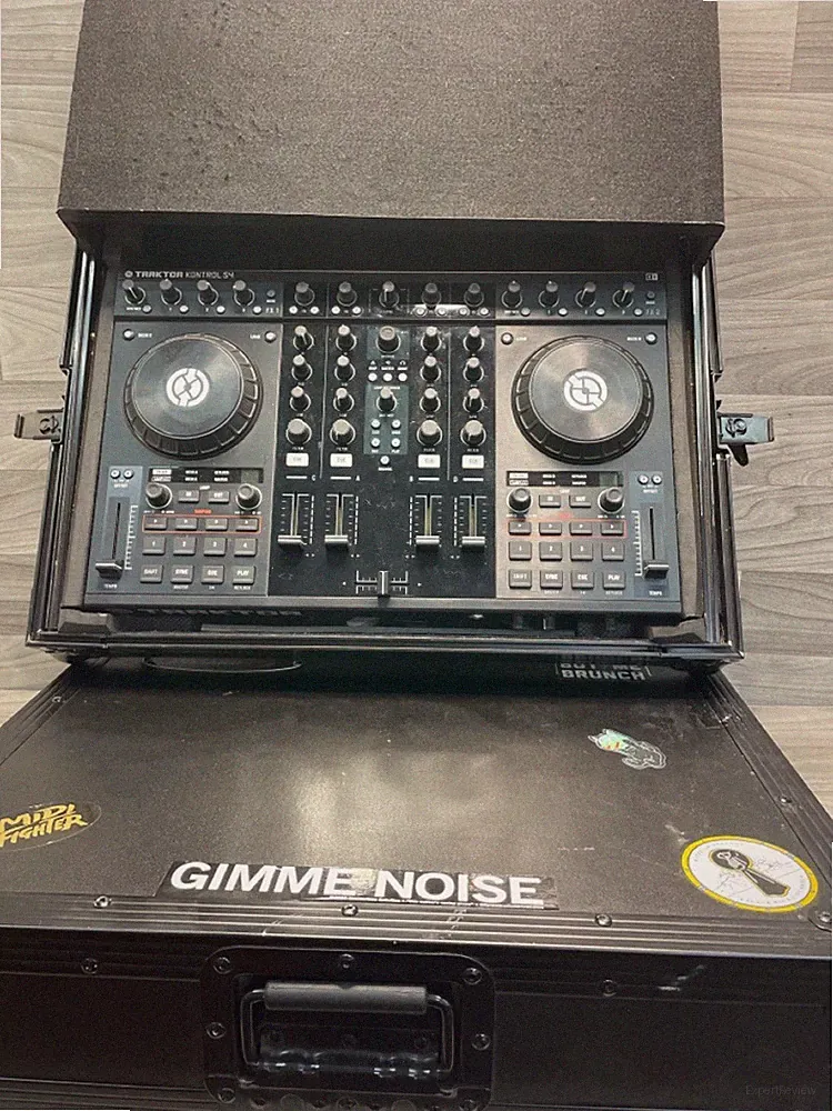 Native Instruments Traktor Kontrol S4 DJ Controller w/ Odyssey Glide (A1D017158)