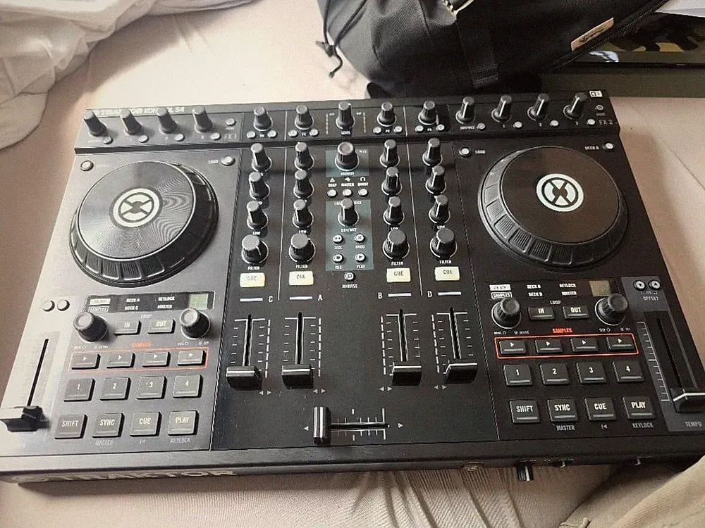 Native Instruments Traktor Kontrol S4 MK1 4 Channel DJ Controller