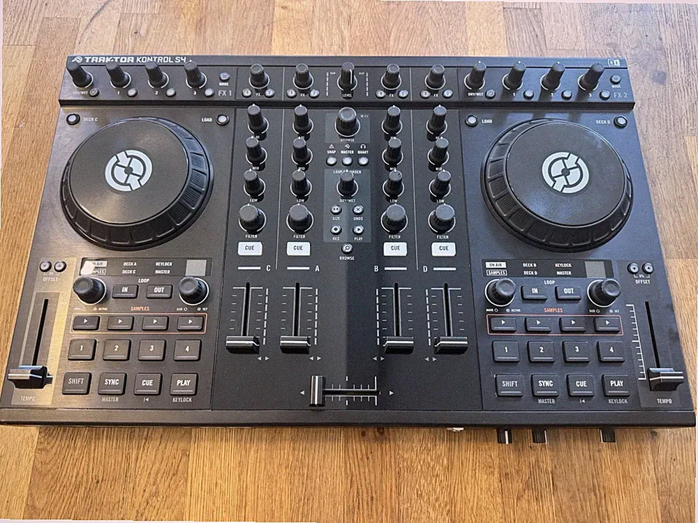 Native Instruments Traktor Kontrol S4 MK1 4-Channel DJ Controller w/ Cables