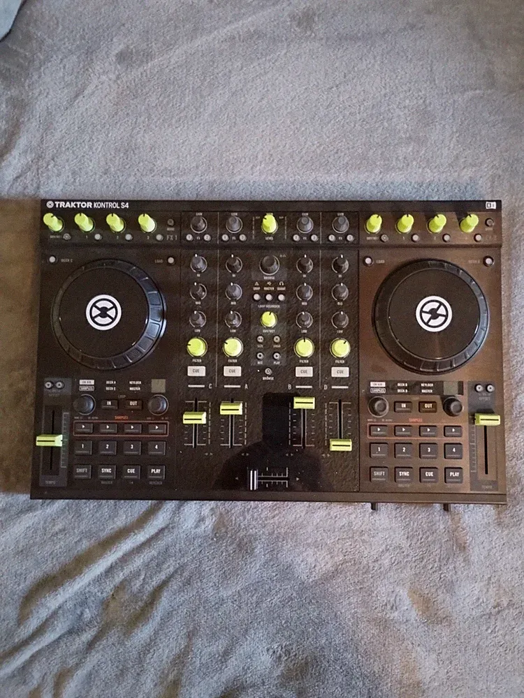 Native Instruments Traktor Kontrol S4 MK1 DJ MIDI Controller.