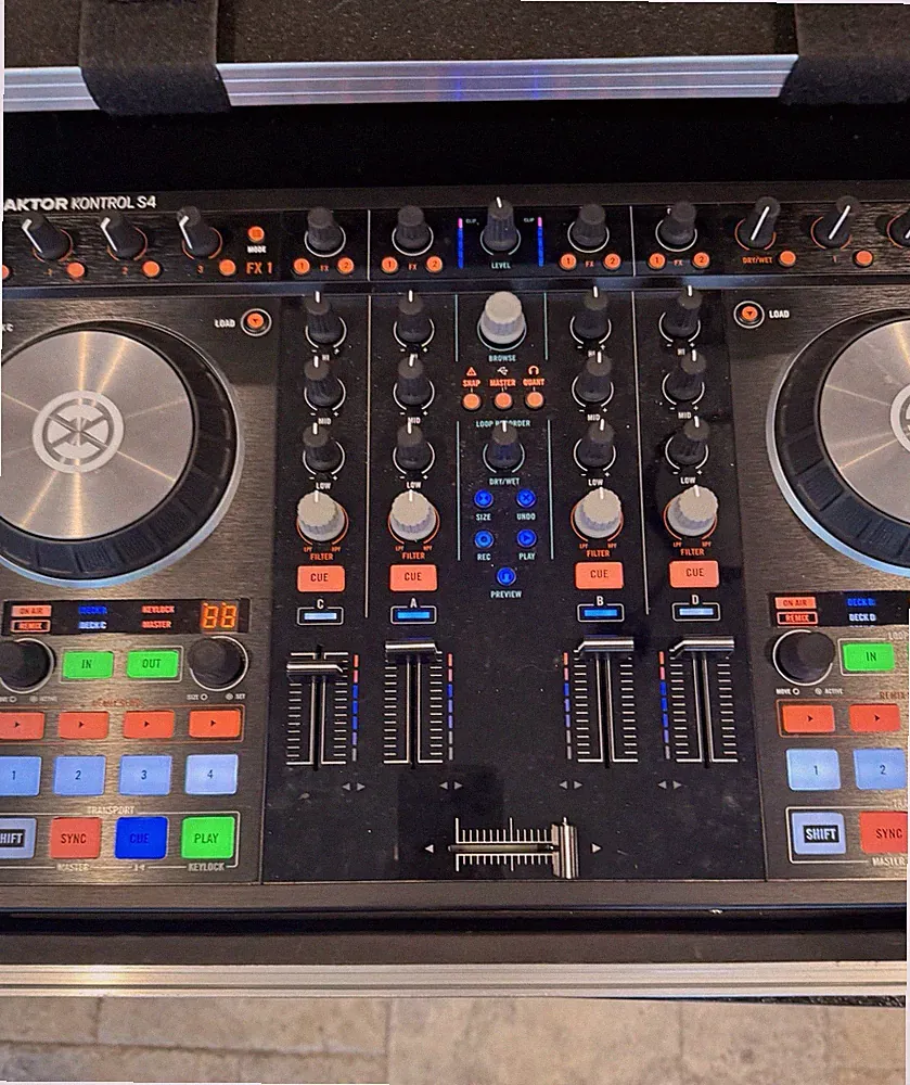 Native Instruments Traktor Kontrol S4 MK2+Case Pro DJ Controller 4-Deck PCDJ