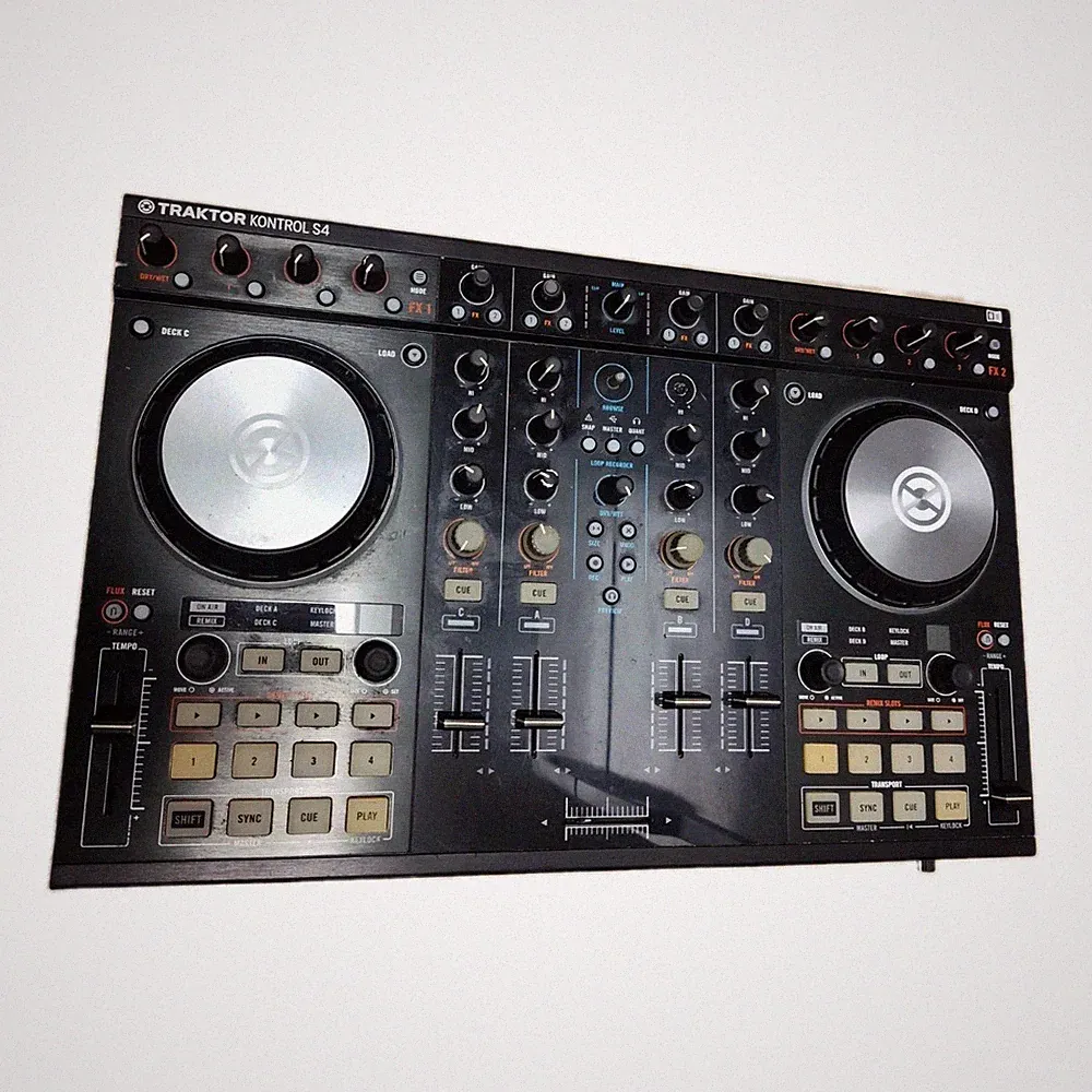 Native Instruments Traktor Kontrol S4 MK2 DJ Controller 4-Channel