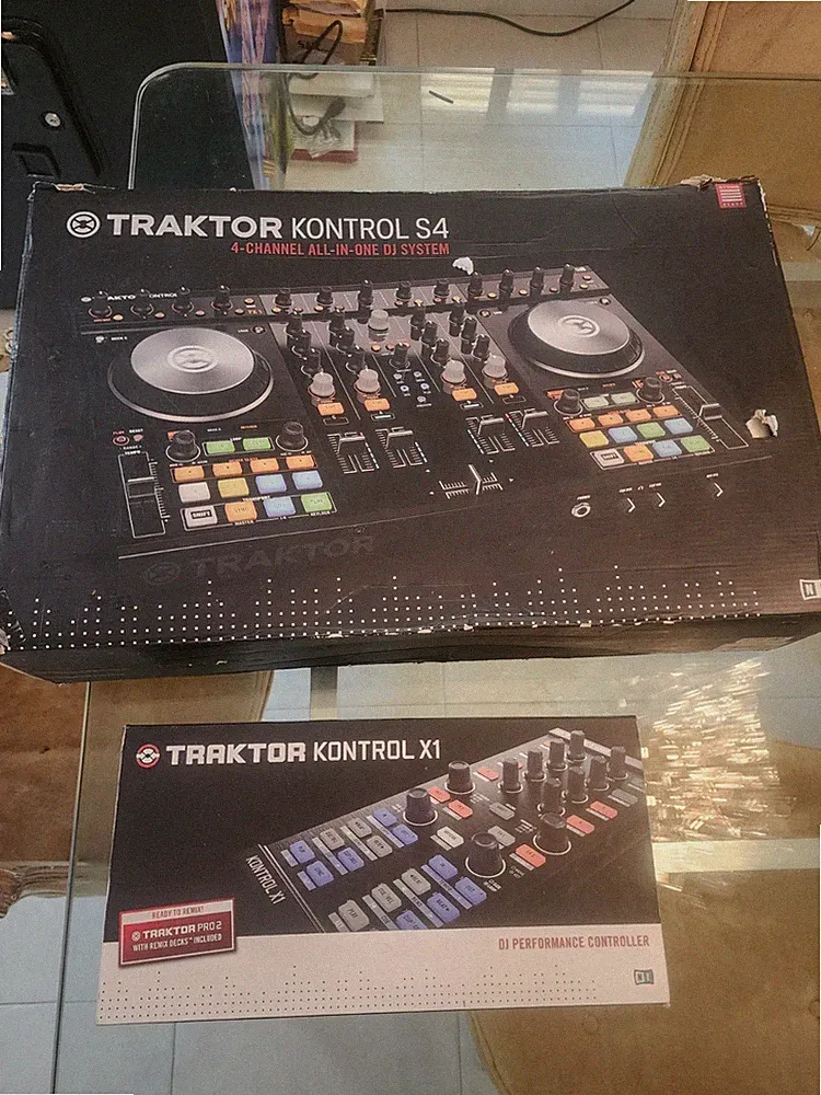 Native Instruments Traktor Kontrol S4 MK2 DJ Controller 4-Deck & X1