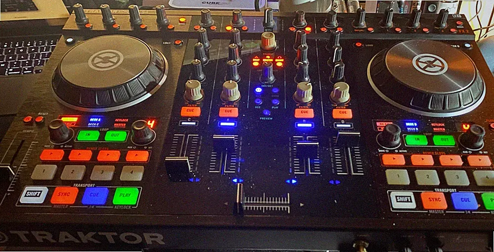 Traktor S4 Dj Controller