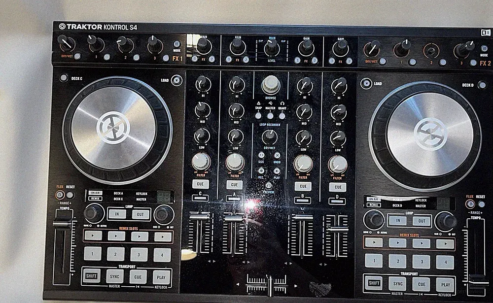 Native Instruments TRAKTOR KONTROL S4 MK2 DJ Controller Read Description